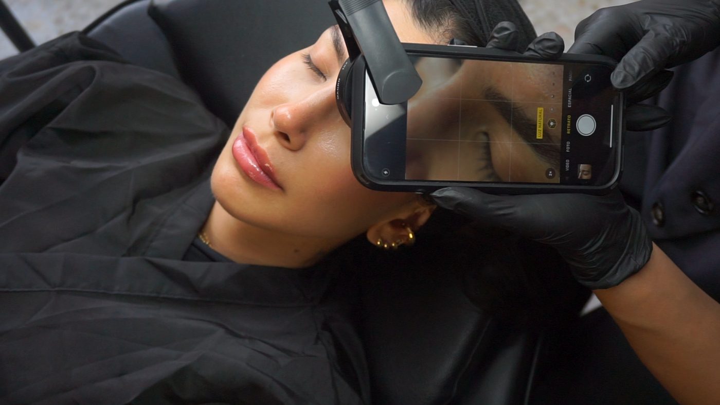 Aplicación de rehabilitación folicular de cejas